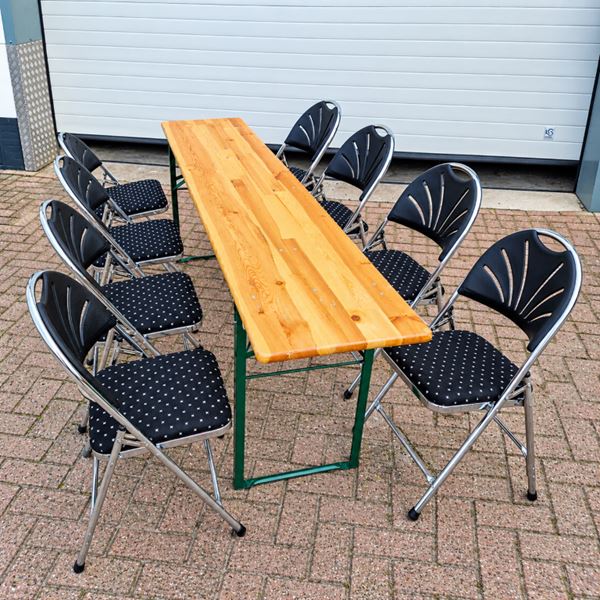 Biertafel met 8 luxe klapstoelen Biertafel met 8 luxe klapstoelen